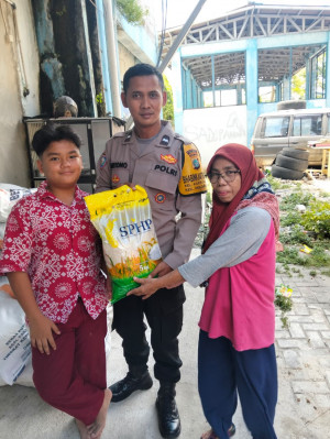 Polsek Metro Penjaringan Kawal Distribusi Beras Murah SPHP Bulog untuk Warga