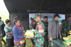TNI dan Bulog Bersinergi, Hadirkan Program Pangan Murah Beras Dukung  Swasembada Pangan di Kab. Puncak Jaya