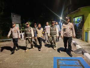 Bhabinkamtibmas Pulau Pramuka Sambangi Warga, Sosialisasikan Layanan 110 dan Perkuat Kamtibmas