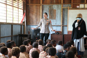 Hadirkan Keceriaan dan Edukasi Bagi Siswa, Satgas Damai Cartenz Gelar Bakti Sosial di SD Negeri Pomako 1