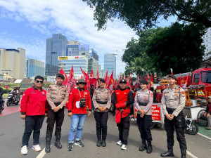 Pelayanan Humanis May Day, Polisi Bagikan Makanan kepada Peserta Aksi