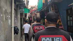 Polsek Pademangan Gelar Patroli Jalan Kaki, Imbau Warga Waspada di Musim Hujan