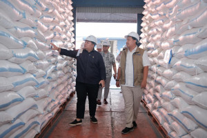 Tinjau Gudang Bulog di Lumajang, Legislator Partai Gerindra Pastikan Stok Beras dan Minyak Goreng Aman