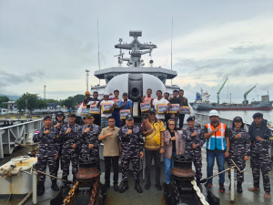 Guspurla Koarmada II Beserta Lanal Maumere Gelar Bakti Sosial Pembagian Sembako Ops Perisai Jaladhi-26 di Maumere