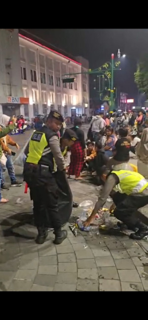 Aksi Humanis Polisi, Punguti Sampah Usai Perayaan Tahun Baru di Yogyakarta