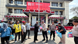 Polsek Koja Salurkan Bansos untuk Warga, Kapolsek Ajak Perkuat Keamanan Lingkungan