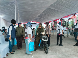 Polwan Polres Metro Jakarta Utara Bantu Lansia Antre Bansos di JIS