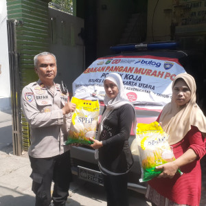 Polsek Koja dan Bulog Gelar Gerakan Pangan Murah Ratusan Warga Antusias Beli Beras SPHP