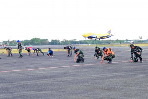 Pastikan Apron Bebas FOD, Personel Lanud Sjamsudin Noor Sisir Benda Asing Jaga Keselamatan Penerbangan Tetap Aman