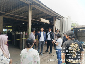 Tabung Oksigen Terpental Saat Pengisian, Hantam Rumah dan Warung Warga di Cilincing