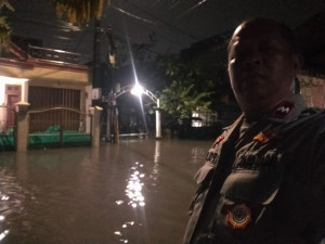 Hujan Intensitas Tinggi, Personel Polsek Rawalumbu Monitoring Genangan Air di Perumahan Margahayu Jaya