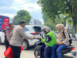 Polsek Metro Penjaringan Gelar Jumat Berkah Bagikan Makanan Siap Saji Untuk Warga dan Pengemudi