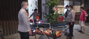 Polisi dan Damkar Evakuasi Warga Sakit dari Lantai Tiga di Pademangan Timur