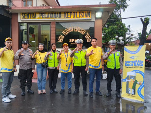 Polsek Bantar Gebang Bersama Centrepark Bagikan 150 Takjil kepada Pengguna Jalan dalam Program Beyond Trust Presisi