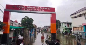 Banjir Belum Surut, Kampung Rawa Indah Pengangsaan Dua Kelapa Gading Terendam Hingga 70 Cm
