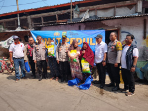 Polsek Pademangan Gelar Jumat Berkah Bagi Sembako di Slum Area Ancol