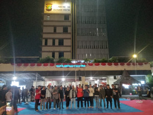 Kapolres Metro Bekasi Kota duduk Lesehan Nobar Piala Dunia Kamtibmas Bersama Mahasiswa dan Pemuda Kota Bekasi