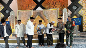 Peringati Nuzulul Quran, Polres Bogor Serahkan 2.000 Al-Quran Waqaf Personel di Acara Tabligh Akbar Masjid Baitul Faizin