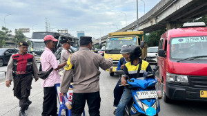 Polisi Bagikan Takjil kepada Pengguna Jalan di Plumpang, Wujud Kepedulian Polsek Koja di Bulan Ramadan