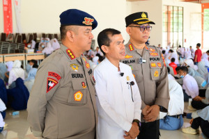 Di Tengah Kabut Asap Karhutla, Brimob Polda Jambi Beri Motivasi serta Perhatian Kesehatan Pelajar Sekolah Rakyat