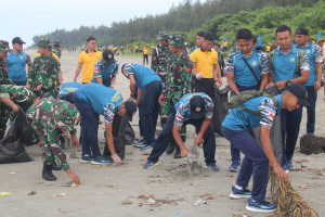 Lanal Bengkulu Berpartisipasi Dalam Karya Bakti Pembersihan Pantai Panjang Kota Bengkulu