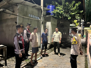 Patroli Malam Gabungan Polsek Kepulauan Seribu Utara Intensifkan Siskamling dan Sosialisasi Layanan 110