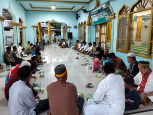 Bhabinkamtibmas Pulau Lancang Hadiri Buka Puasa Bersama Warga di Masjid Raya Assa’adah