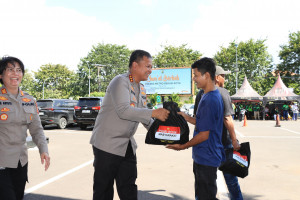 Pererat Silaturahmi, Kapolres Metro Bekasi Kota Pimpin Kegiatan Jumat Berkah Bagi Sembako Kepada Potensi Masyarakat