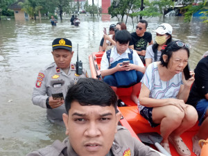 Banjir Rendam Perumahan Duta Bandara Permai, Polres Metro Tangerang Kota Dirikan Posko Pengungsian