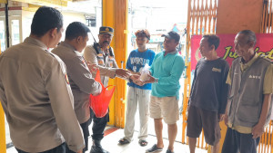 Polsek Pademangan Bagikan Nasi Bungkus Lewat Program Jum'at Berkah