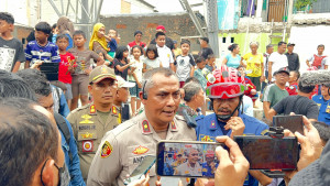 Respon Cepat Polisi Evakusi Warga Koja, Pemuda Diduga Depresi Panjat Tower Sutet di Plumpang Semper