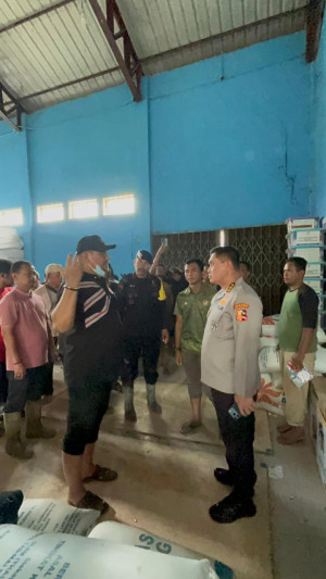 Astamaops Kapolri Tinjau dan Serahkan Bantuan untuk Korban Bencana di Aceh Tamiang