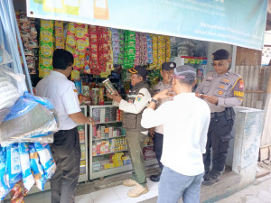 Sinergi Trantibun, Polsek Kepulauan Seribu Utara Ikut Penertiban Makanan dan Minuman Kedaluwarsa di Pulau Harapan