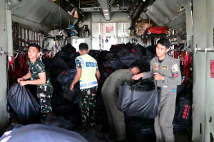 Hercules TNI AU Kembali Tiba di Lanud Sjamsudin Noor, Bawa Ratusan APD Bantuan Kemhan RI dan Masker Dari Puskes TNI AU Untuk Perkuat Penanganan Karhutla Kalsel