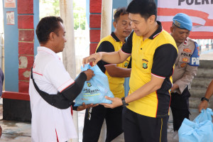 Polres Kepulauan Seribu Gelar Jumat Peduli Bagikan 52 Paket Sembako Untuk Para Nelayan dan Petugas Marina Ancol