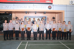 Kabid Humas Polda Metro Jaya Berikan Penghargaan Untuk Personel Humas Berprestasi