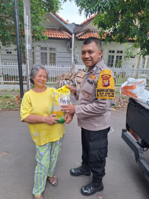 Polsek Kelapa Gading dan Bulog Gelar Gerakan Pangan Murah, Dukung Program Jaga Lingkungan