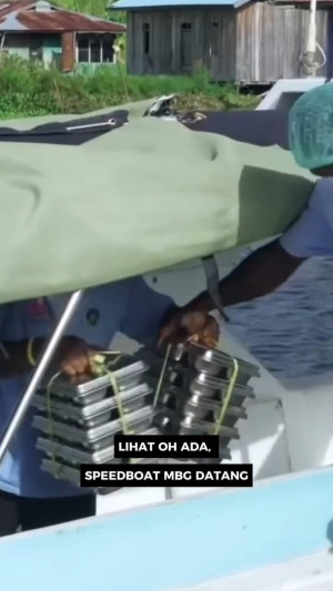 Antusiasme Anak-Anak Papua Sambut Kapal Pengantar MBG di Pesisir Danau Sentani