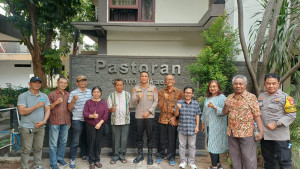 Jaga Jakarta On The Spot : Kapolsek Bekasi Barat Sambangi Gereja Santo Mikael Kranji, Perkuat Sinergi Jaga Kamtibmas