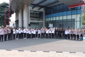 Sabuk Kamtibmas, Polres Metro Tangerang Kota Bagikan Sembako kepada Warga