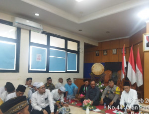 Pererat Silaturahmi Jelang Ramadan, Polisi dan Aparatur Kelurahan Pademangan Timur Berbagi Kepada Anak Yatim
