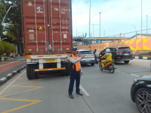 Sigap! Dishub Jakut Atasi Trailer Mogok di Depan Kantor Wali Kota