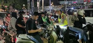 Antisipasi Abu Vulkanik Anak Krakatau, Polres Metro Bekasi Kota Bagikan Masker