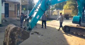 Bantuan Alat Berat Kapolri Dukung Pembersihan Lumpur Pasca Banjir di Pidie