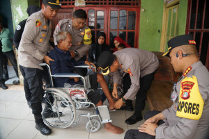 Bakti Kesehatan Polres Metro Bekasi: Kapolrestro Serahkan Kursi Roda Untuk Warga Stroke di Cikarang Barat