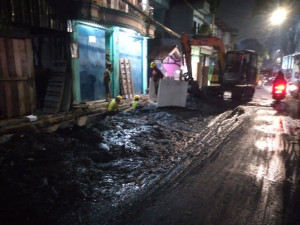 Proyek Drainase di Kalibaru Disorot, Lumpur Berserakan Ganggu Aktivitas Warga
