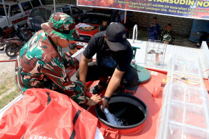Perkuat Kesiapsiagaan Dalam Menangani Karhutla, Personel Lanud Sjamsudin Noor Asah Kemampuan Operasikan Kendaraan Pemadam Kebakaran