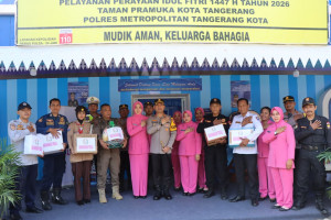 Kapolres Metro Tangerang Kota Tinjau Pos Mudik dan Salurkan Bantuan Bhayangkari Peduli