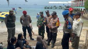 Patroli Jalan Kaki Pospam Ops Ketupat Jaya 2026, Polisi Sapa Wisatawan dan Imbau Keselamatan di Pantai, Hubungi 110 Saat Darurat