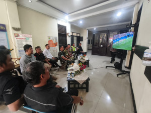 Nonton Bareng Piala Dunia, Kapolsek Bekasi Barat Pererat Sinergitas Bersama TNI dan Warga